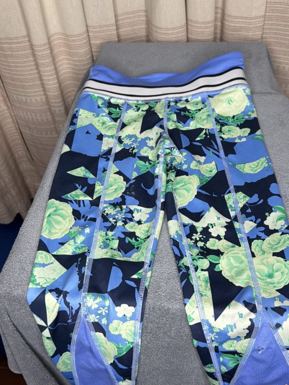 Nike Dri-FIT Girls XS Floral Cropped Leggings W/ CALLOUTS- SEE DESC AND PICS